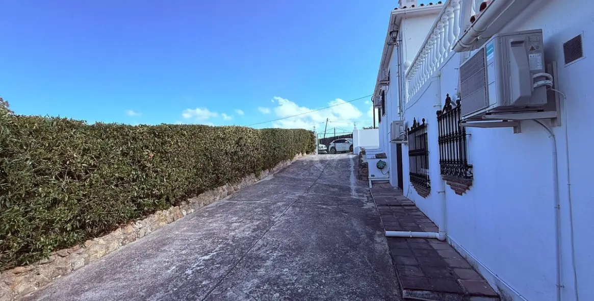 Sale of detached villa in Coín 11