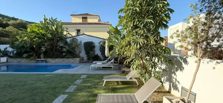 Продажа  отдельно стоящей виллы в Casares 0