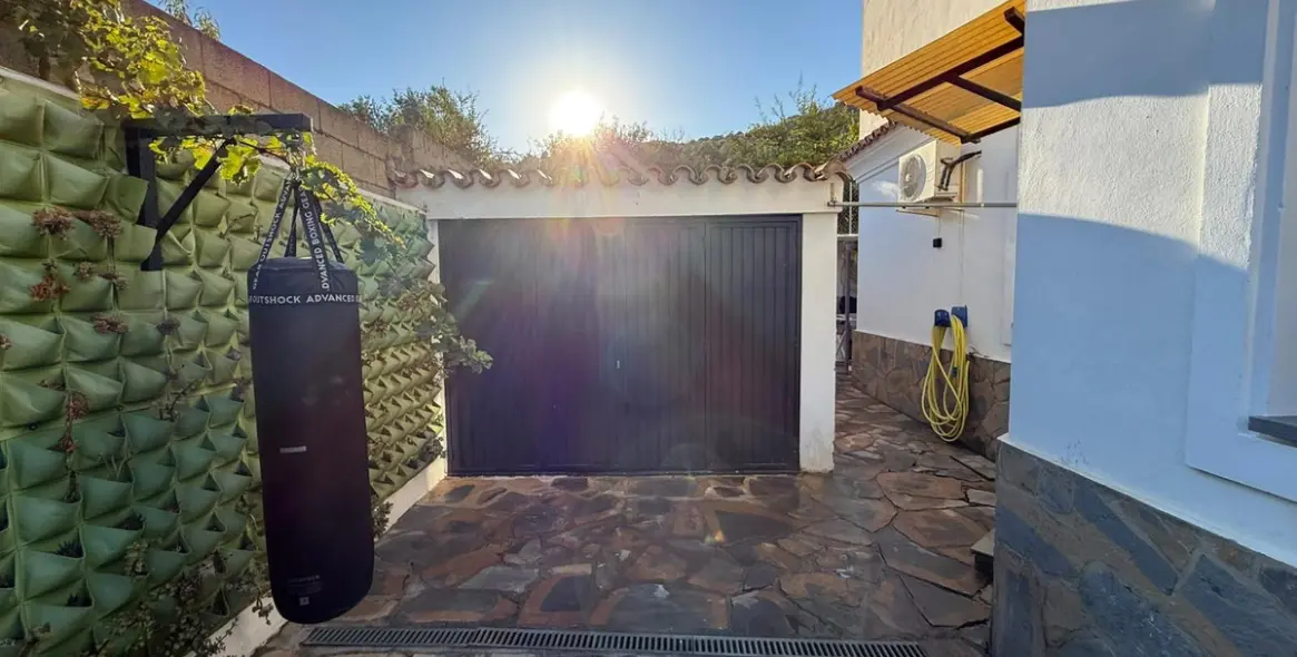 Sale of detached villa in Casares 25