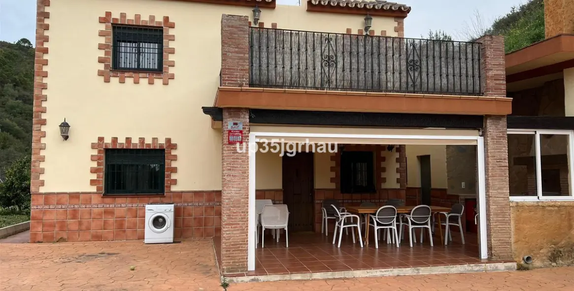 Sale of detached villa in Estepona 1