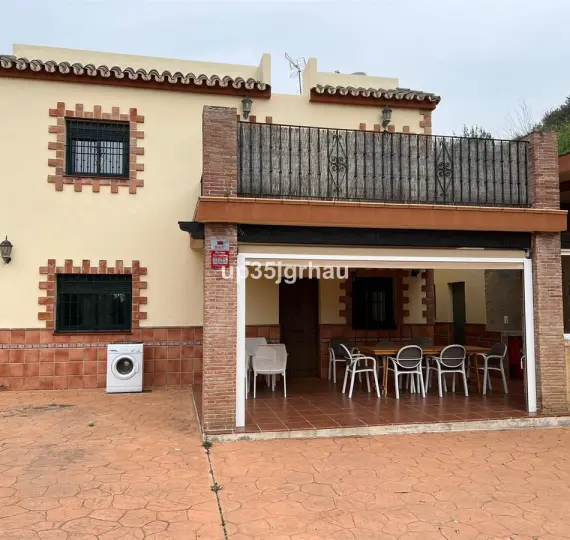 Sale of detached villa in Estepona