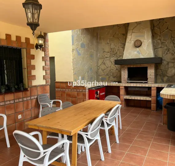 Sale of detached villa in Estepona