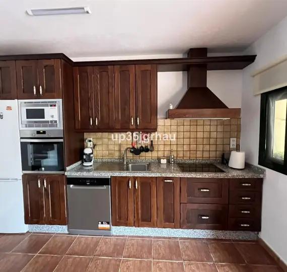 Sale of detached villa in Estepona