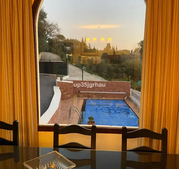 Sale of detached villa in Estepona