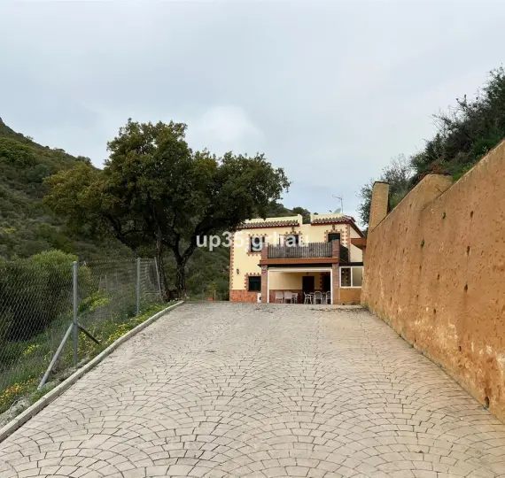 Sale of detached villa in Estepona