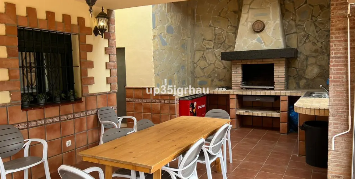 Продажа  отдельно стоящей виллы в Estepona 2