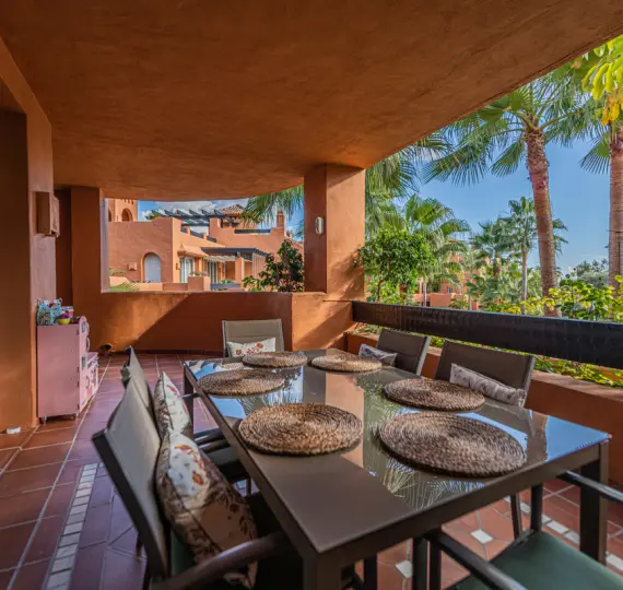 Sale of middle floor apartment in Nueva Andalucía