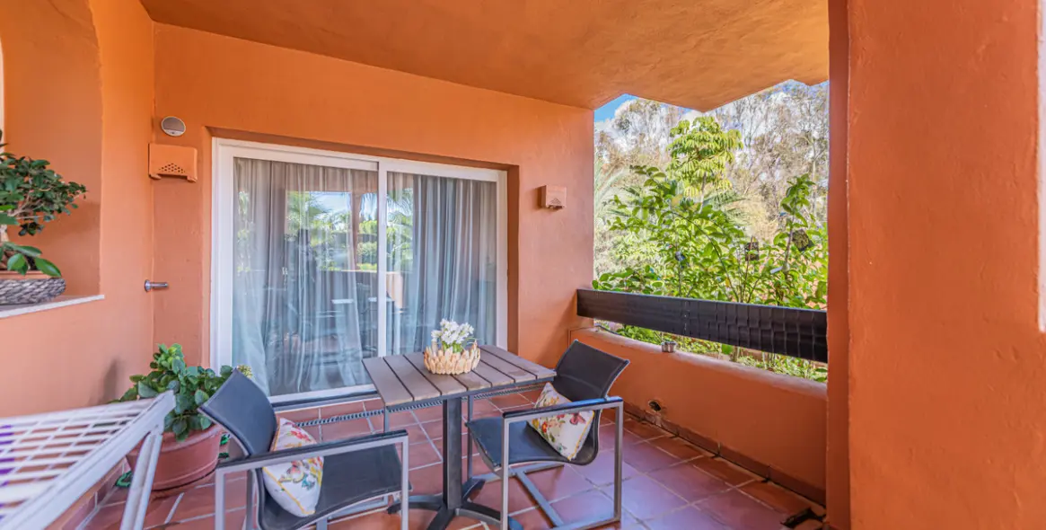 Sale of middle floor apartment in Nueva Andalucía 2