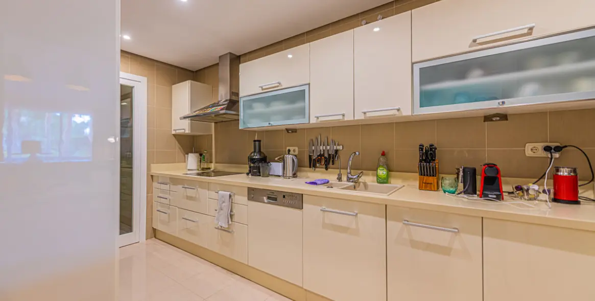 Sale of middle floor apartment in Nueva Andalucía 9