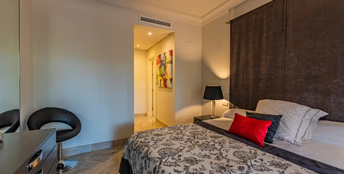 Sale of middle floor apartment in Nueva Andalucía 15