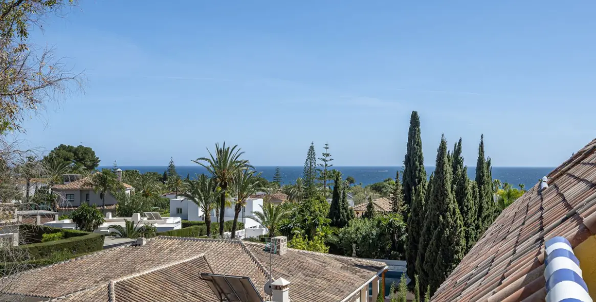 Sale of penthouse duplex in Marbella East (district Bahia De Marbella) 1
