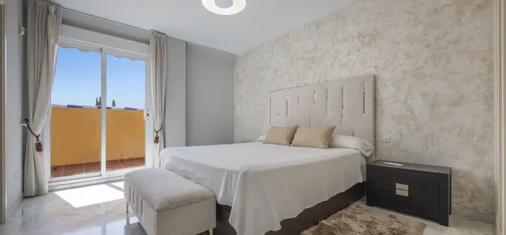 Sale of penthouse duplex in Bahía de Marbella 4