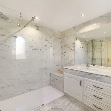 Sale of penthouse duplex in Bahía de Marbella