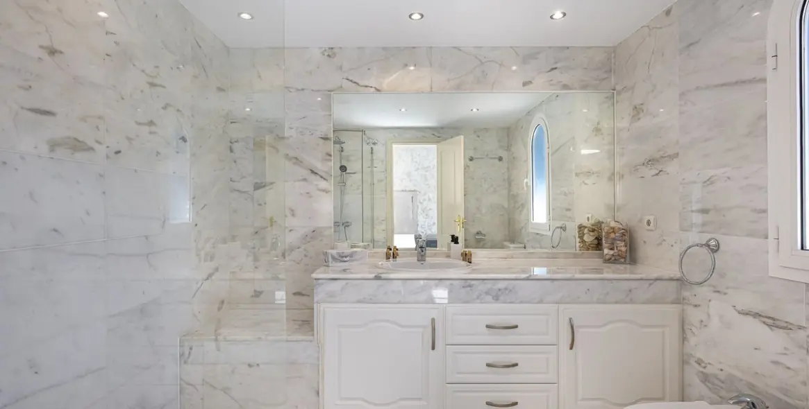 Продажа двухуровневого пентхауса в Bahía de Marbella 26