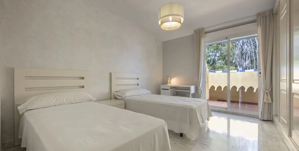 Продажа двухуровневого пентхауса в Bahía de Marbella 27