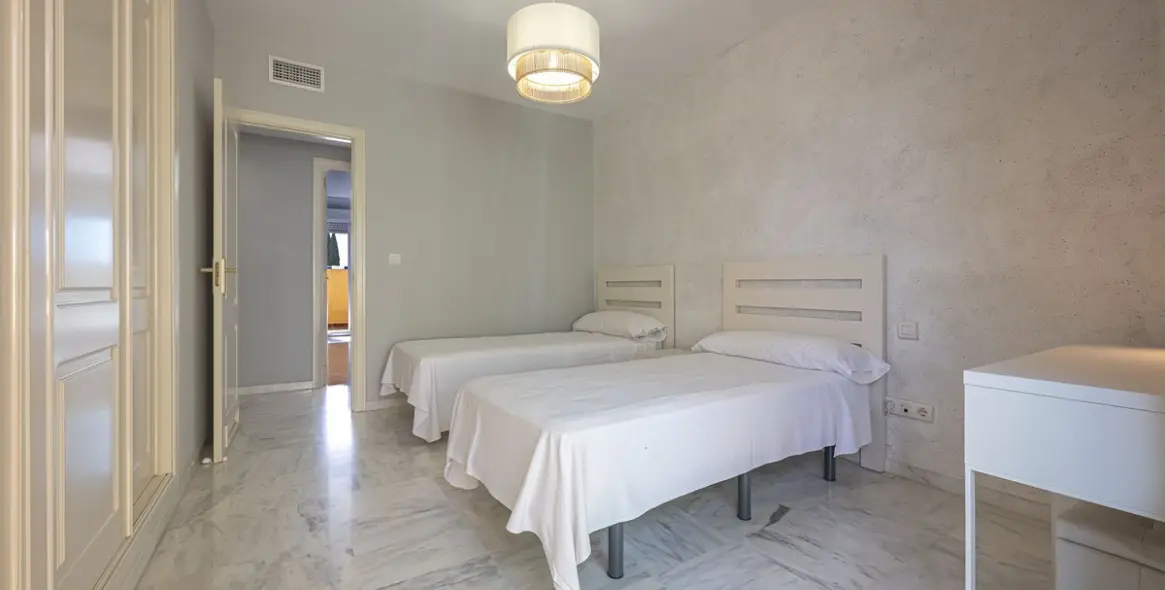 Продажа двухуровневого пентхауса в Bahía de Marbella 29