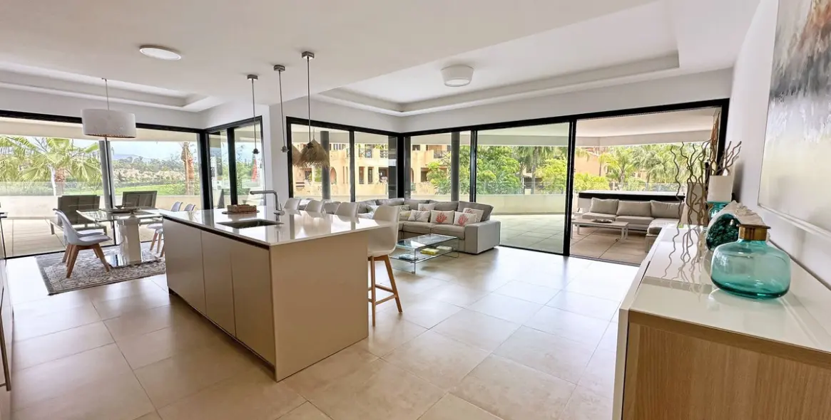 Sale of middle floor apartment in Estepona (district Estepona) 1