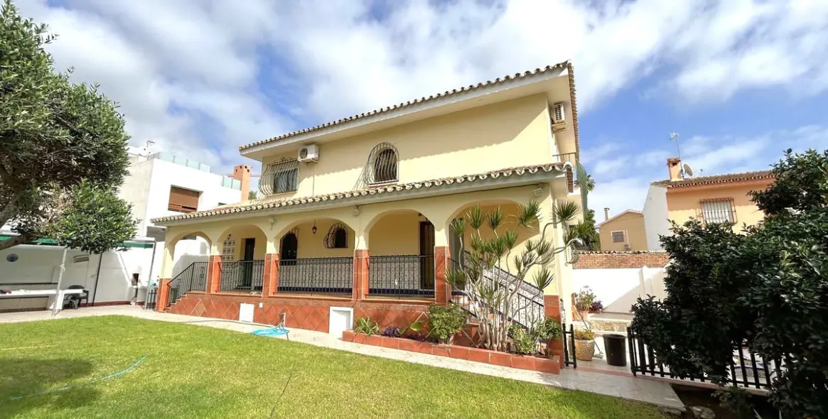 Sale of detached villa in El Coto 1