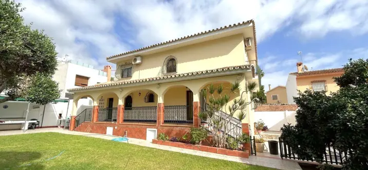 Продажа  отдельно стоящей виллы в El Coto 0