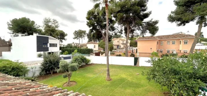 Продажа  отдельно стоящей виллы в El Coto 1