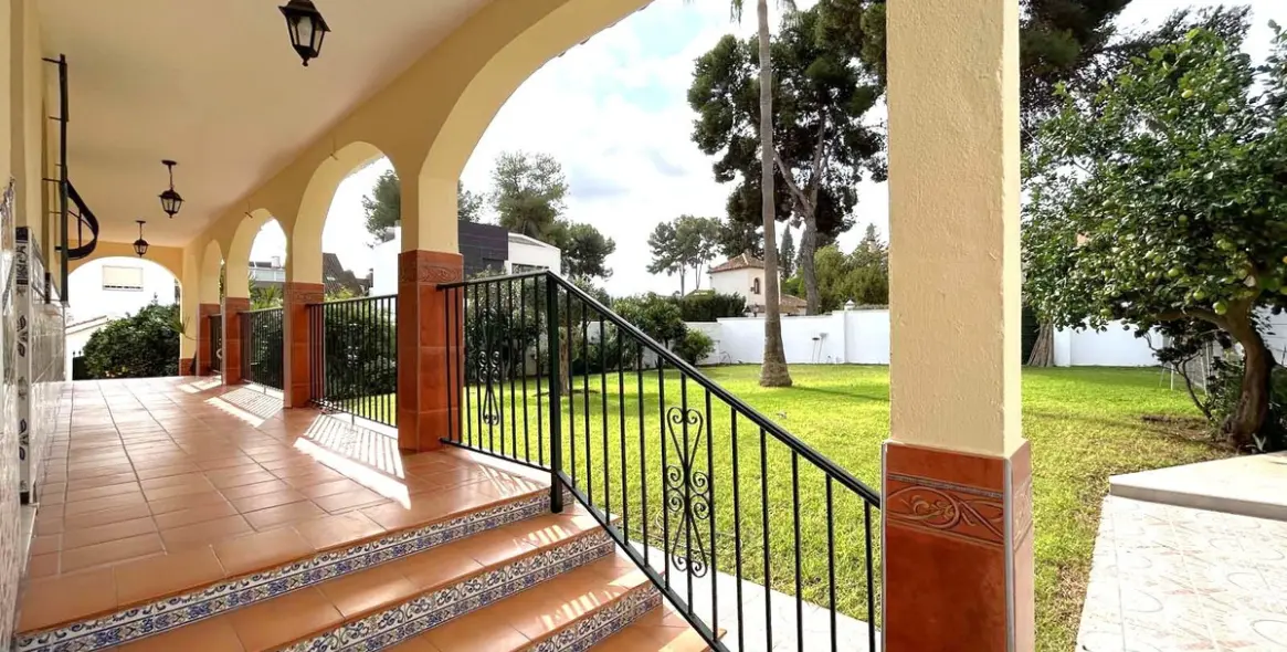 Sale of detached villa in El Coto 5