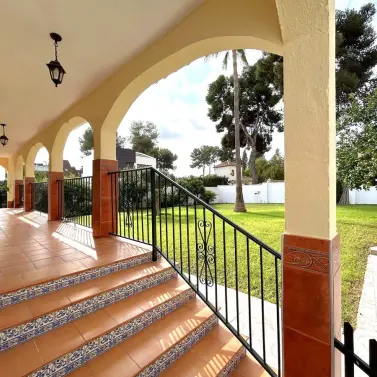 Продажа  отдельно стоящей виллы в El Coto