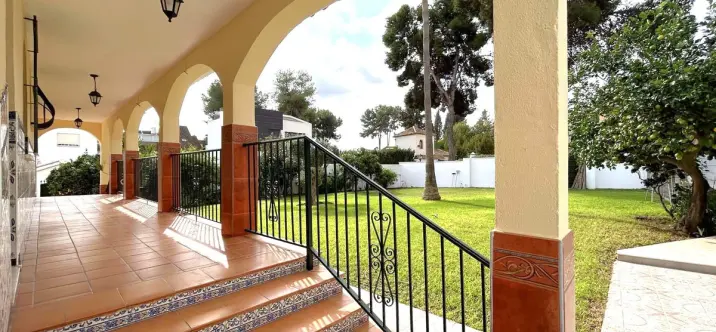 Продажа  отдельно стоящей виллы в El Coto 4