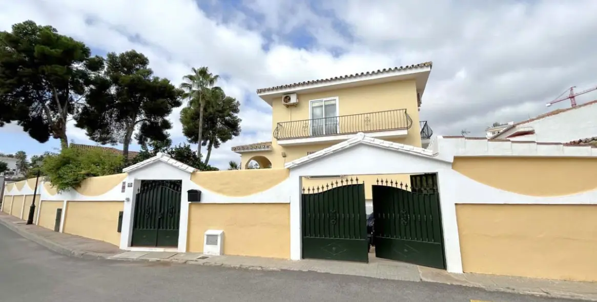 Sale of detached villa in El Coto 6