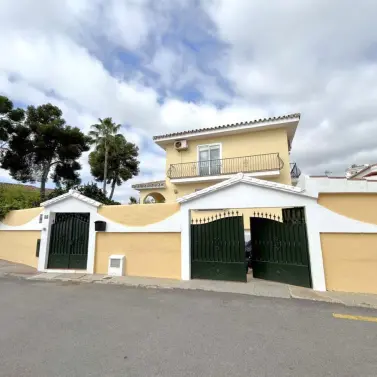 Продажа  отдельно стоящей виллы в El Coto