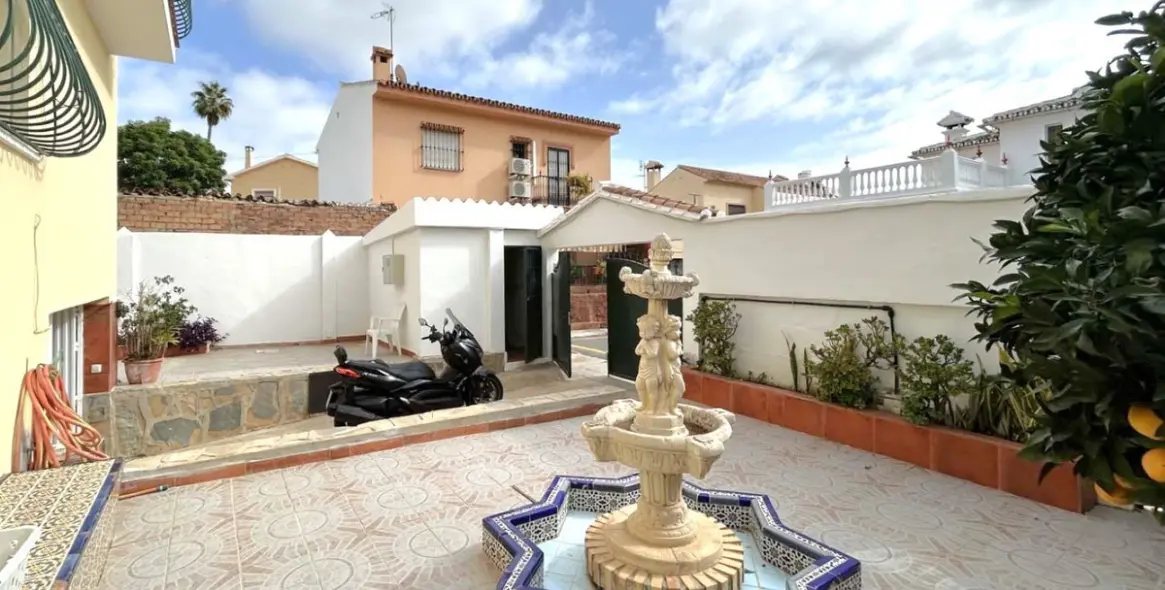 Sale of detached villa in El Coto 7