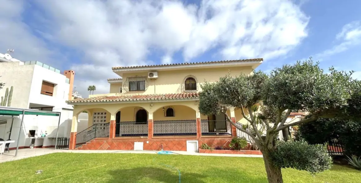 Sale of detached villa in El Coto 8