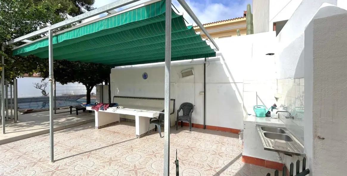 Sale of detached villa in El Coto 11