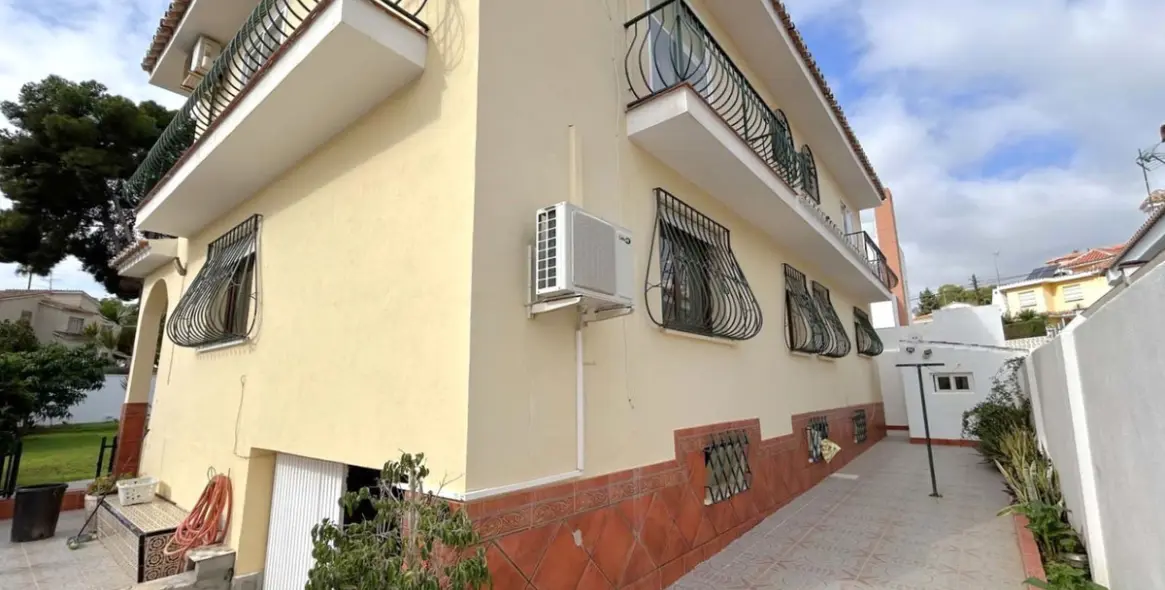 Sale of detached villa in El Coto 13