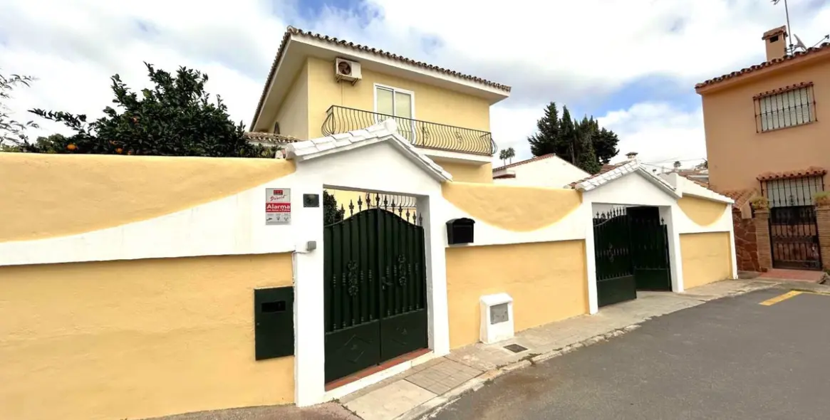 Sale of detached villa in El Coto 15