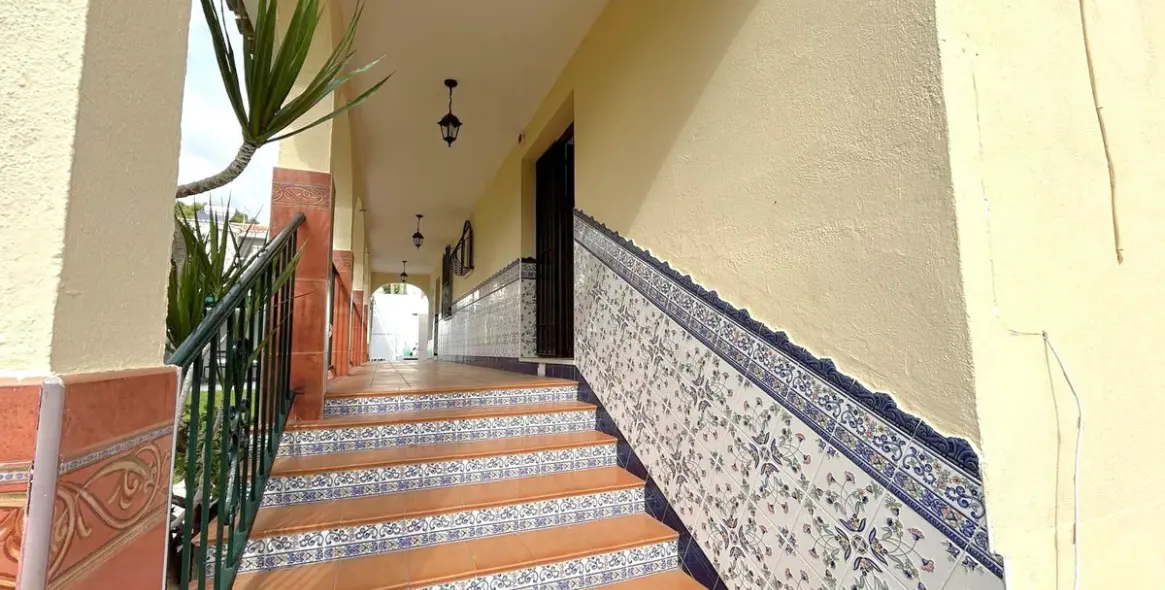 Sale of detached villa in El Coto 17