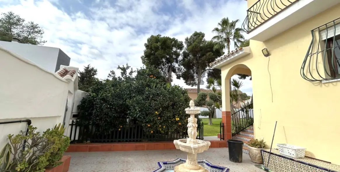 Sale of detached villa in El Coto 19