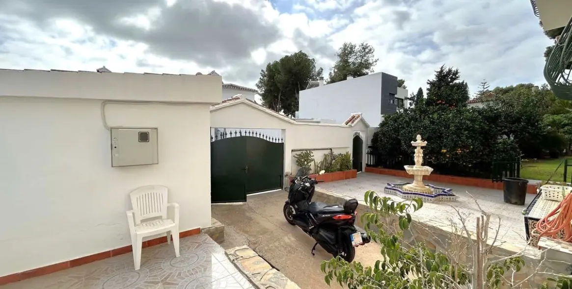 Sale of detached villa in El Coto 20