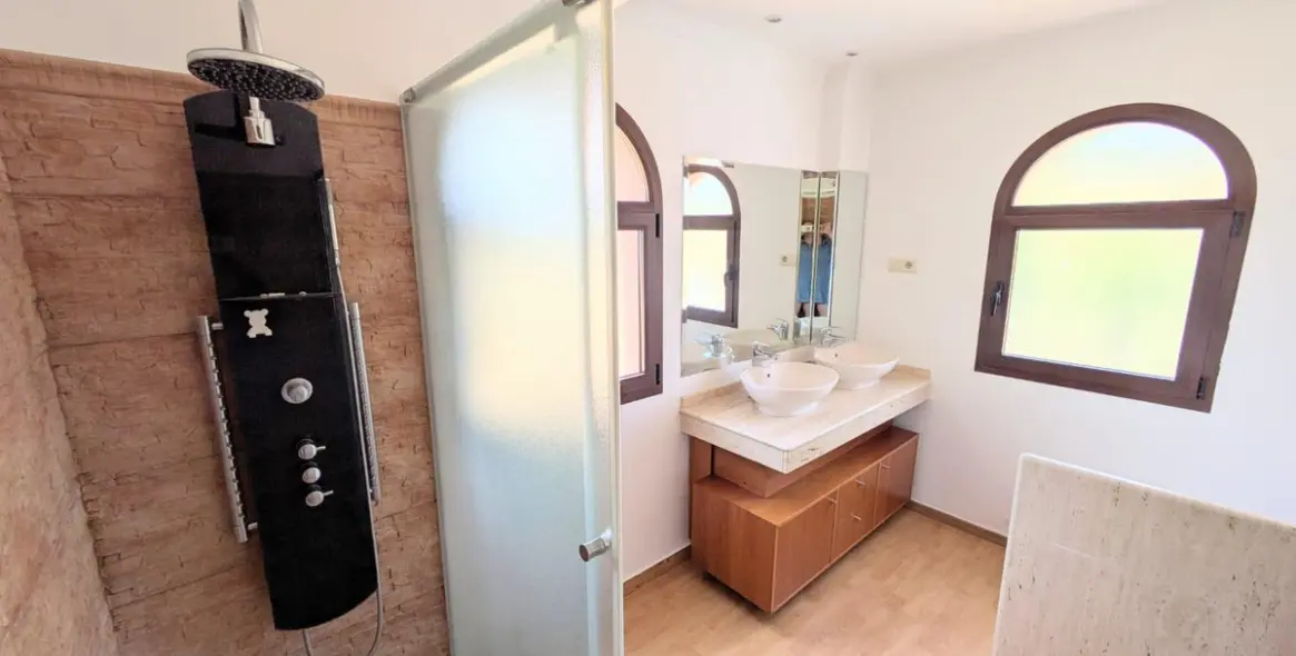 Sale of detached villa in Benalmadena 18