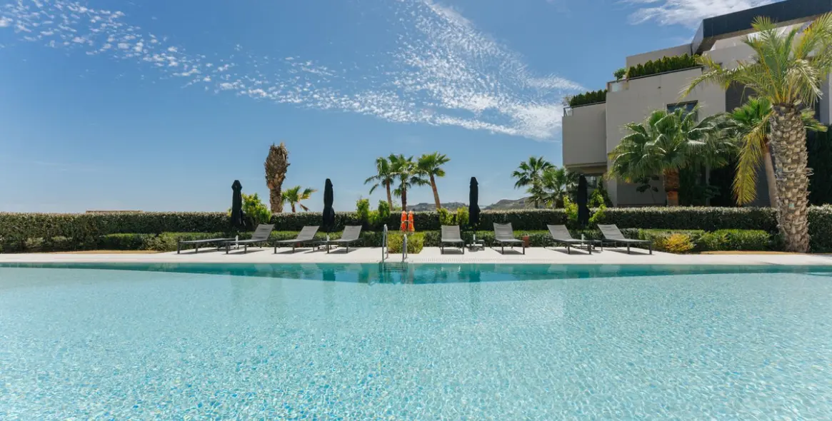 Продажа апартаментов на первом этаже в Los Arqueros 8