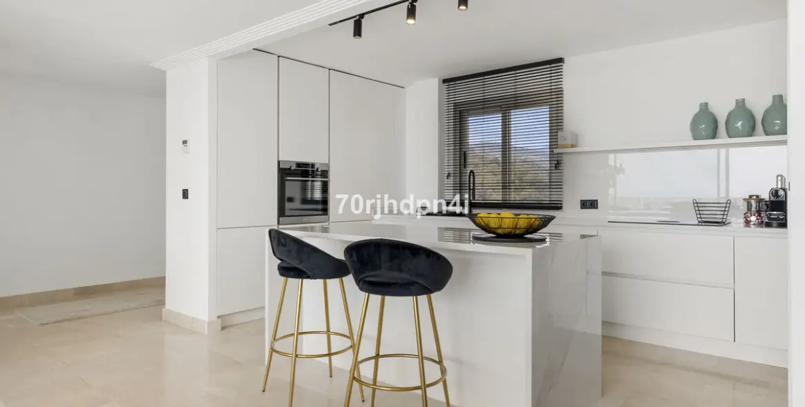 Sale of penthouse in Estepona 1