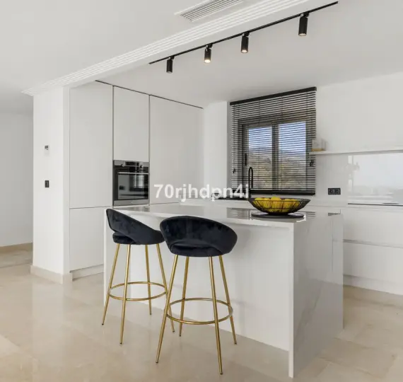 Sale of penthouse in Estepona