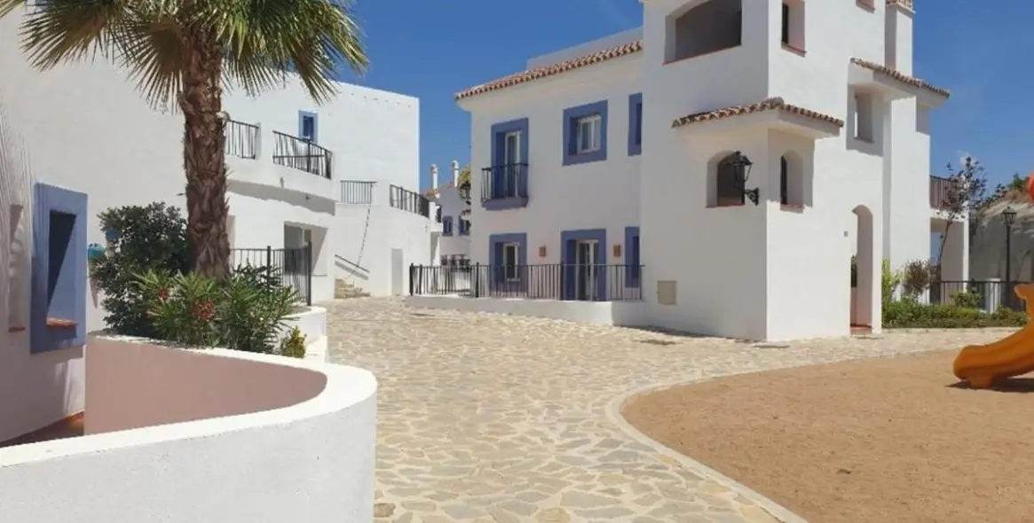 Sale of middle floor apartment in El Paraiso 10