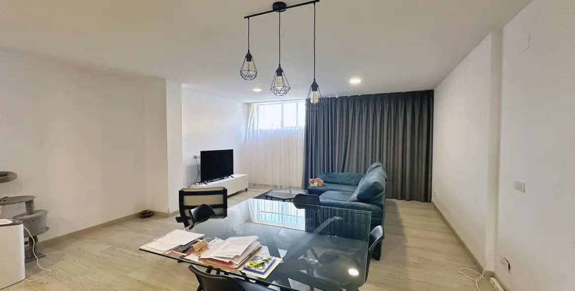 Venta de apartamento en planta media en El Paraiso 26