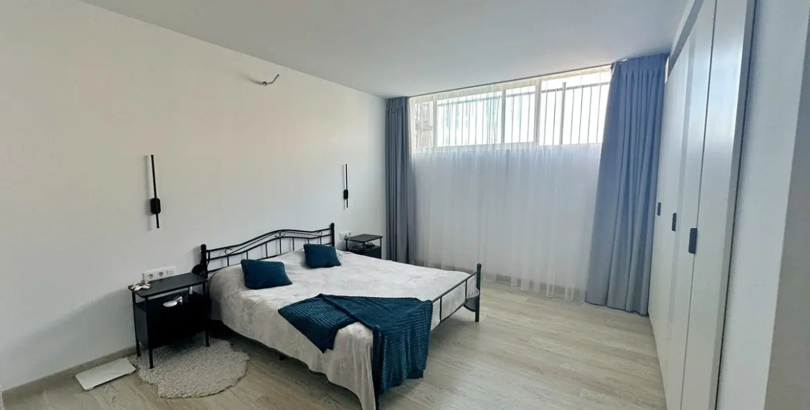 Venta de apartamento en planta media en El Paraiso 28