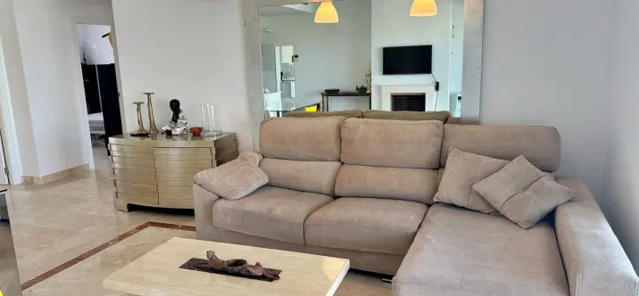 Long-term rent of middle floor apartment in El Paraiso 4