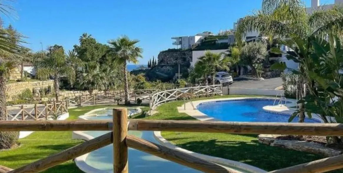 Long-term rent of middle floor apartment in El Paraiso 37
