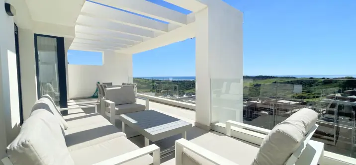 Sale of penthouse in Estepona 2
