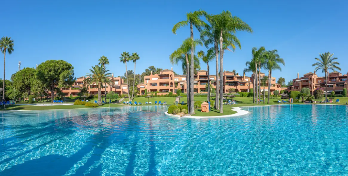 Sale of middle floor apartment in Estepona (district Estepona) 1