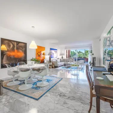 Продажа апартаментов на среднем этаже в Estepona