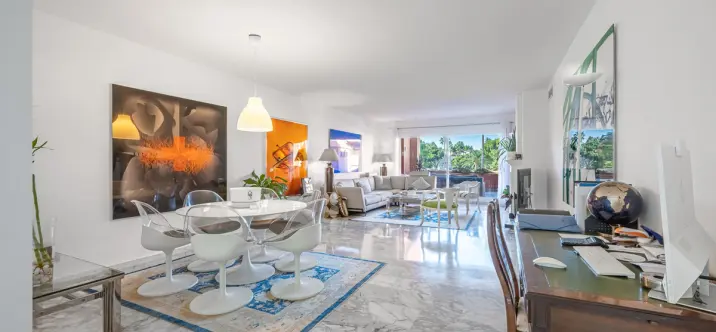 Продажа апартаментов на среднем этаже в Estepona 1